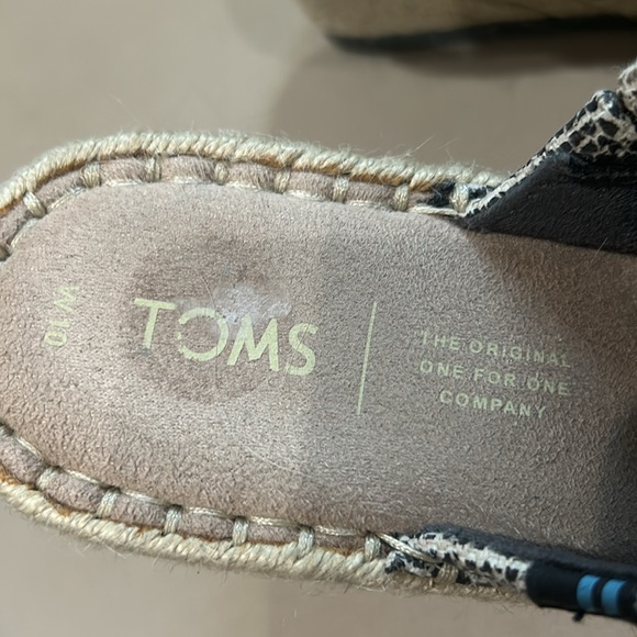 Tom’s wedge. Snakeskin. Super comfy. Size 10. Worn once - Picture 3 of 8